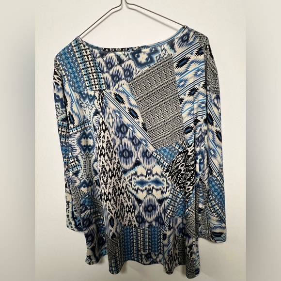 LINKS TOP. WITH VARIOUS SHADES OF BLUE. SIZE LARGE - Picture 1 of 8